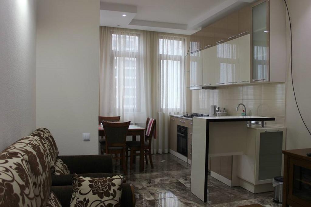 באטומי Apartment On Rustaveli 17 מראה חיצוני תמונה